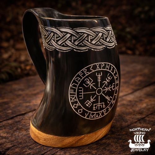 Horn Mug – Viikinkimuki Vegvísir- ja kelttisolmukuviolla Northern Viking Jewlery.