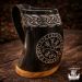 Horn Mug – Viikinkimuki Vegvísir- ja kelttisolmukuviolla Northern Viking Jewlery.