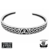 Triskelion Kelttirannekoru Kirurginteräs Northern Viking Jewelry®.